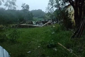 Vendaval arranca casa e causa destruição em comunidades de Dionísio Cerqueira