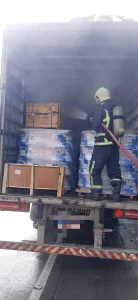 Bombeiros atendem ocorrência de incêndio em carreta na BR-470 em Ibirama