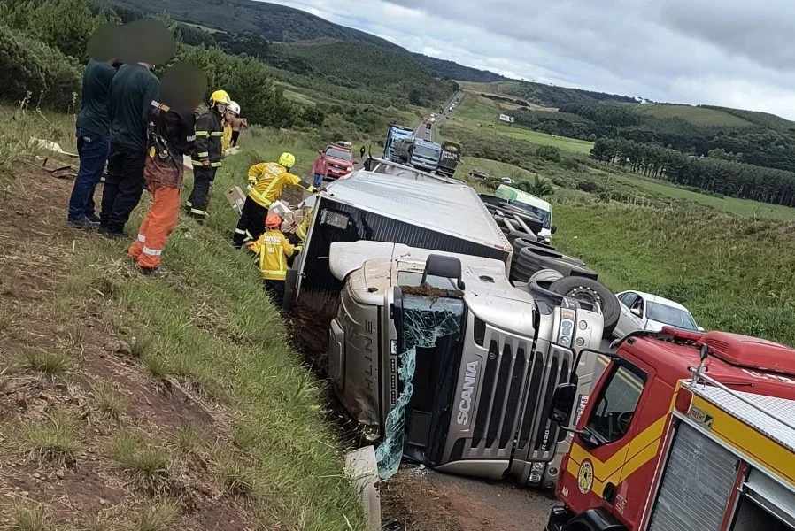 Identificado caminhoneiro que morreu após caminhão tombar e carga ser saqueada em SC