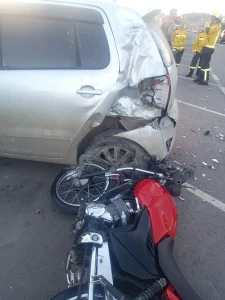 Motociclista colide violentamente em veículo estacionado a margem da BR-470, em Pouso Redondo