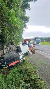 Carro com quatro ocupantes sai da pista e capota em Agronômica