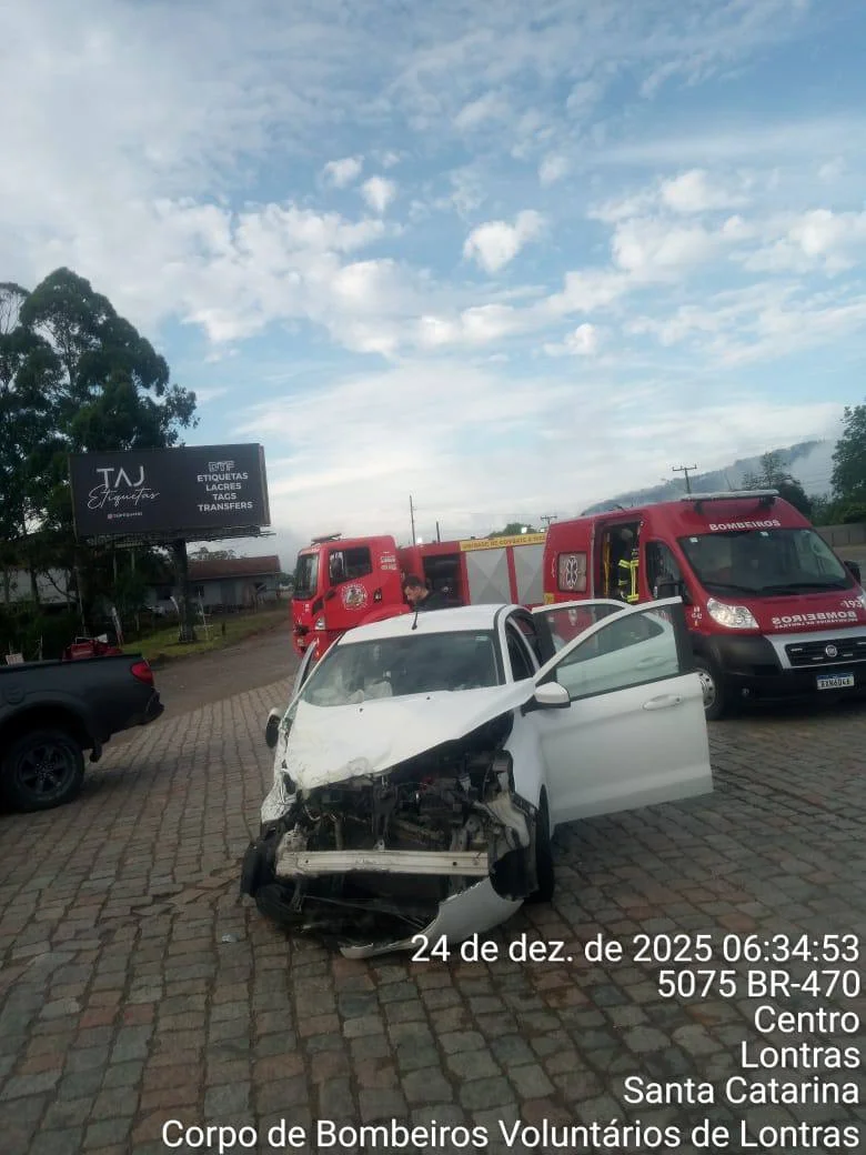 Quatro pessoas ficam feridas, incluindo adolescente de 16 anos, em acidente na BR-470