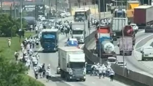 Confronto entre torcidas organizadas interdita a BR-101 em Itapema