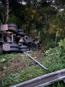 Caminhão tomba em ribanceira na BR-470, em Pouso Redondo