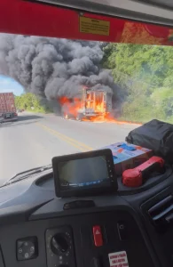 Caminhão incendeia na Serra da Santa, em Pouso Redondo