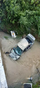 Condutor sai da pista e cai de ponte na BR-470, em Rodeio