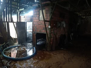 Bombeiros Voluntários de Presidente Getúlio atendem incêndio em estufa de fumo na localidade de Caminho Papanduva