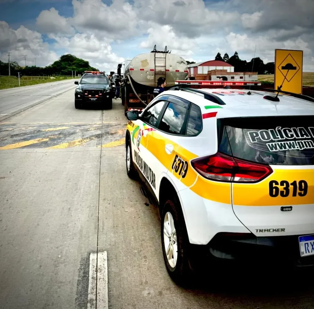CaminhÃo Usado Na Coleta De Leite É Flagrado Transportando 120 Mil MaÇos De Cigarros Contraband (1)