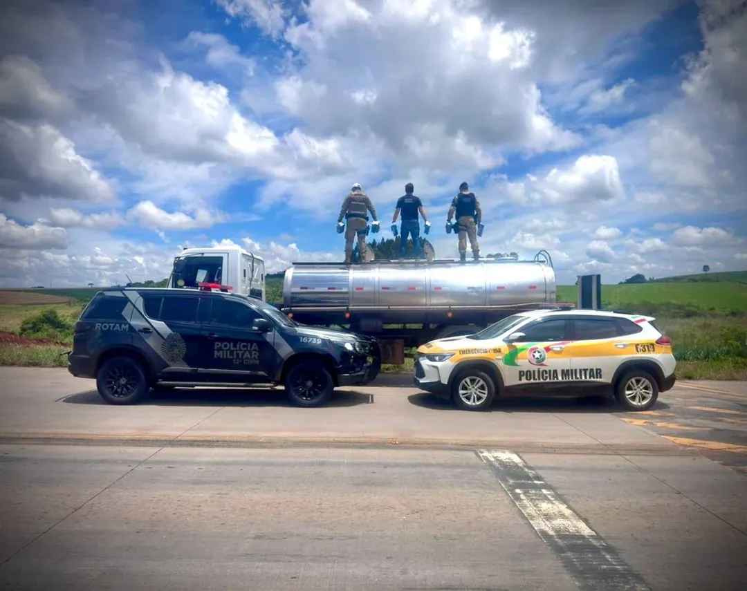 CaminhÃo Usado Na Coleta De Leite É Flagrado Transportando 120 Mil MaÇos De Cigarros Contraband