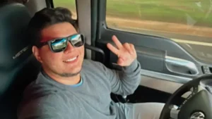 Identificado caminhoneiro que morreu após caminhão tombar e carga ser saqueada em SC