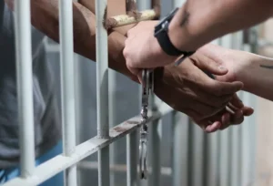 Suspeito é preso após atacar outro homem com faca em Atalanta