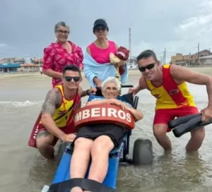 Natal inesquecível: idosa de 96 anos realiza sonho de conhecer o mar em SC