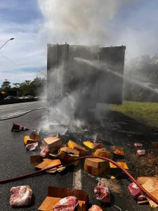 Carreta carregada com carne pega fogo na BR-101 em SC