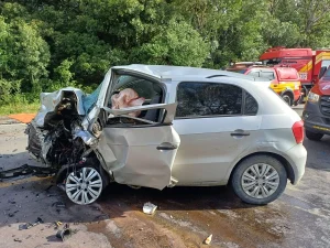 Cinco pessoas ficam gravemente feridas em batida frontal na BR-470