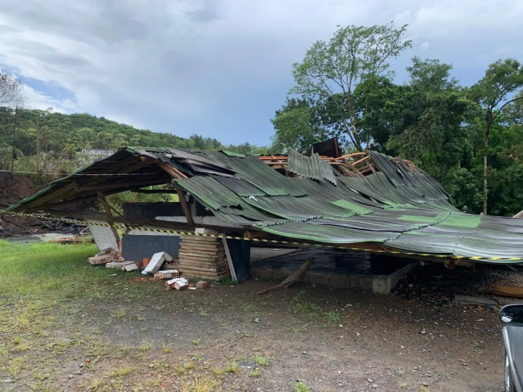 Galpão Desaba Durante Temporal Em Trombudo Central (1)