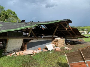 Galpão desaba durante temporal em Trombudo Central