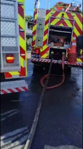 Bombeiros atendem incêndio em residência e capotamento simultâneo em Indaial