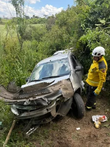Veículo cai em ribanceira após capotar, em Lages
