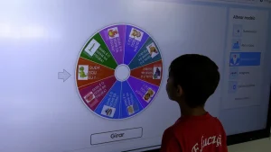 Estudantes recebem lousas digitais em Agrolândia