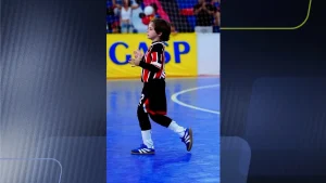 Vídeo viral transforma a vida de menino de 7 anos e família