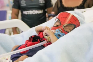 Vestido de Homem-Aranha, bebê extremamente prematuro recebe alta após 8 meses internado em SC