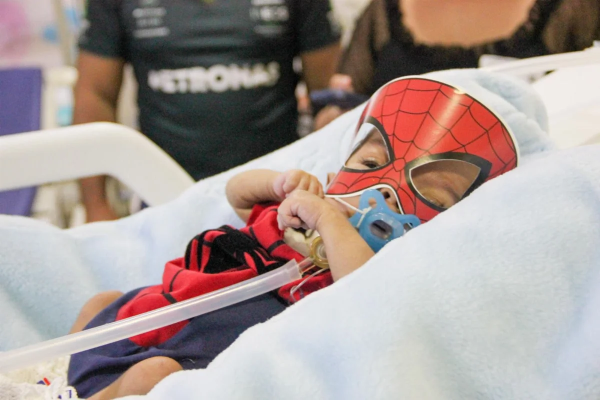 Vestido De Homem Aranha, Bebê Extremamente Prematuro Recebe Alta Após 8 Meses Internado Em Sc (4)