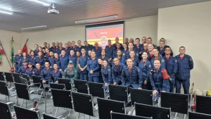 Alunos soldados participam de treinamento de abordagem a tentativas de suicídio, em Florianópolis