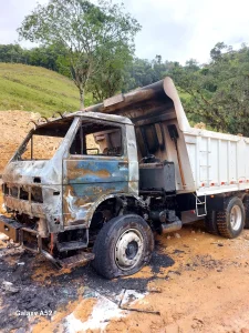 Incêndio atinge caminhão caçamba em Ascurra e mobiliza bombeiros voluntários