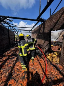 Incêndio destrói estufas e galpão em propriedade rural de Witmarsum