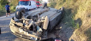 Cinco pessoas ficam feridas após capotamento na Vila Aparecida, em Otacílio Costa