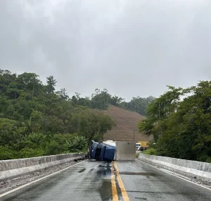 BR-470 fica totalmente interditada após tombamento de caminhão entre Rodeio e Ascurra