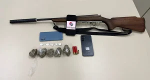 Polícia apreende drogas e rifle durante cumprimento de mandado em Leoberto Leal