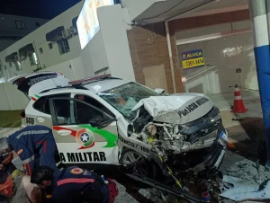 Policiais militares ficam feridos após viatura colidir contra poste em Balneário Camboriú