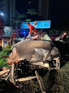 Motorista embriagada bate Porsche em poste e deixa passageira em estado gravíssimo em Balneário Camboriú