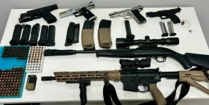 Homem é preso por tentativa de feminicídio após disparos de arma de fogo em Aurora