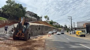 Aviso de trânsito – interdição de via na avenida Oscar Barcelos