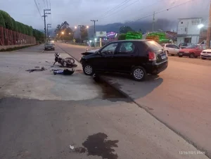 Colisão entre carro e moto deixa jovem ferido na SC-340, em Presidente Getúlio