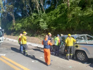 Colisão frontal entre carro e caminhão deixa homem preso às ferragens na BR-282 em Águas Mornas