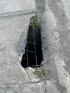 Mulher sofre ferimentos após cair em boca de lobo danificada na BR-470 em Pouso Redondo