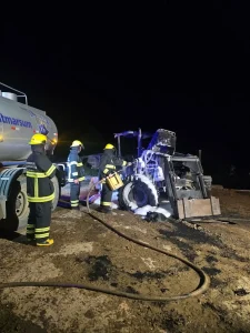 Incêndio atinge trator e parte de galpão de animais em Witmarsum durante a madrugada