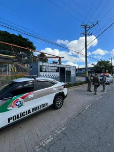 Ataque com fogos contra a PM termina com policial ferido e homens presos em Itajaí