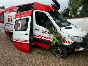 Homem rouba ambulância do SAMU, foge pela BR-470 e provoca acidente em Ascurra