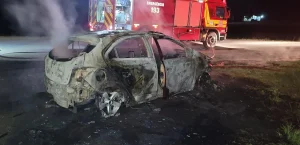 Incêndio destrói carro na SC-114 em Otacílio Costa