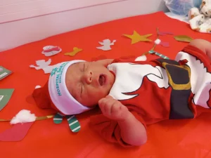 Bebês da Maternidade entram no clima de Natal e encantam famílias no Hospital Santa Isabel