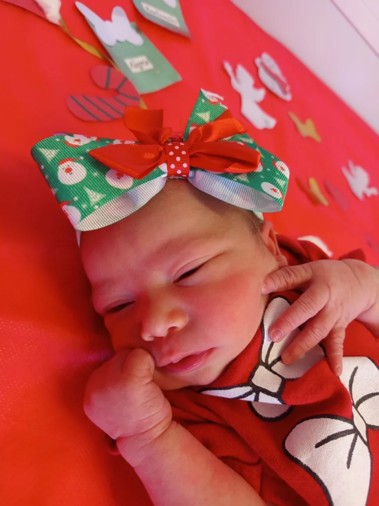 Bebês da Maternidade entram no clima de Natal e encantam famílias no Hospital Santa Isabel