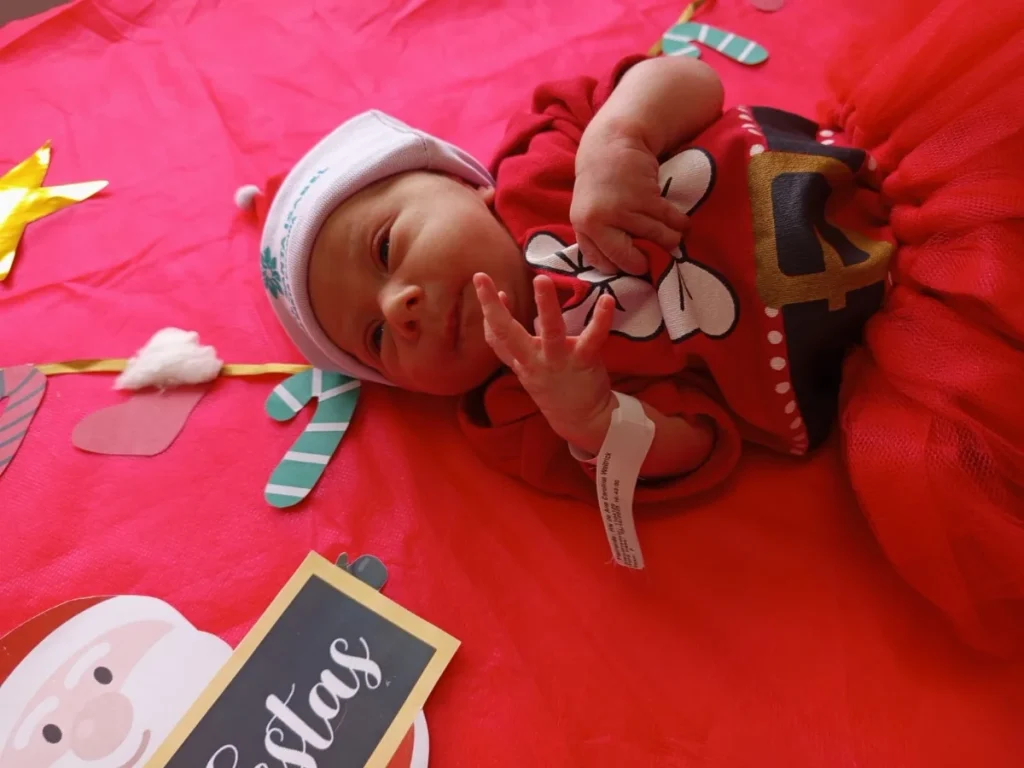 Bebês da Maternidade entram no clima de Natal e encantam famílias no Hospital Santa Isabel