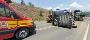 Caminhão de toras tomba e bloqueia totalmente a SC-350 em Taió