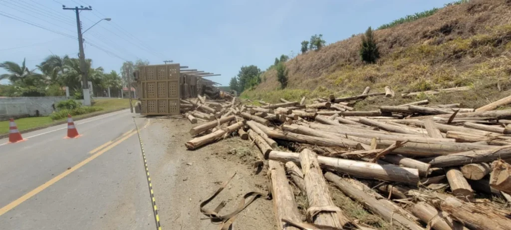 Caminhão de toras tomba e bloqueia totalmente a SC-350 em Taió