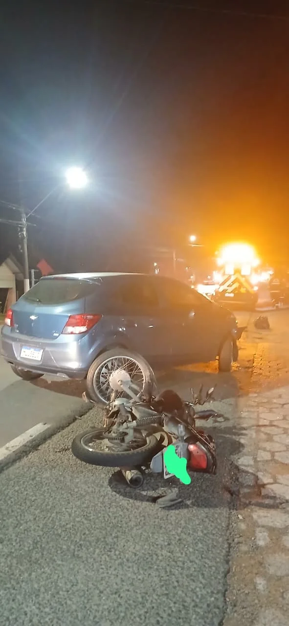 Colisão entre carro e motocicleta deixa duas pessoas feridas em Rodeio