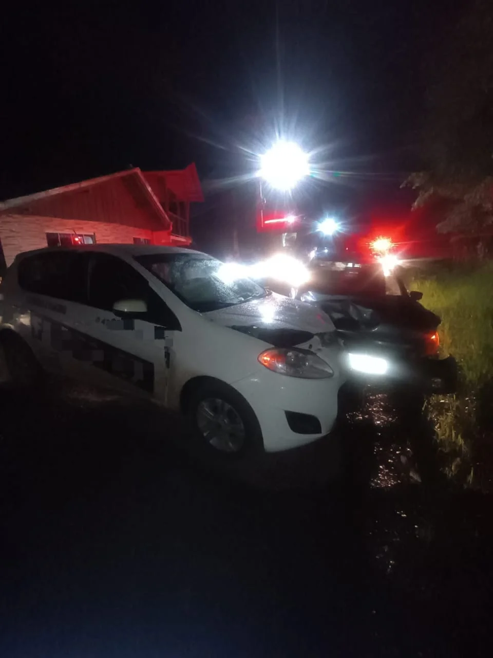 Acidente entre dois carros deixa três pessoas feridas em Pouso Redondo